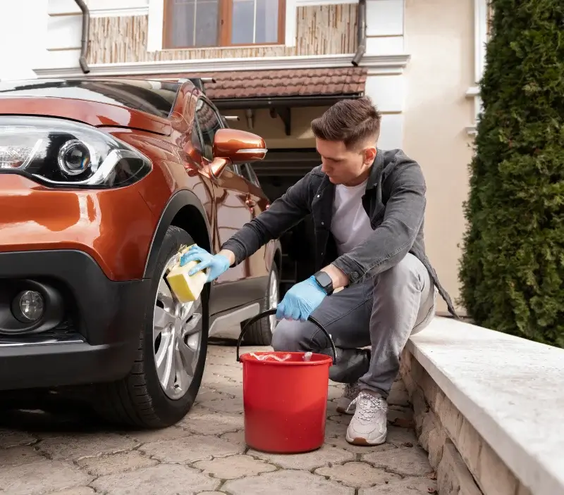 Lavage auto à domicile Fontaines-sur-Saône : professionnel intervenant sur un véhicule